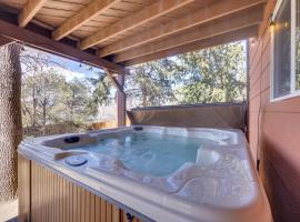 Lovely Colorado Springs Home Mtn Views and Hot Tub!, kotedžas mieste Kolorado Springsas