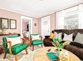 Eclectic Bungalow in the Heart of Royal Oak, hotel em Royal Oak