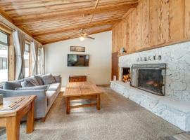 Graeagle Vacation Rental Cabin with Game Room!, hotel em Graeagle