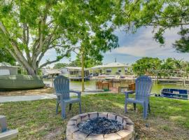 Waterfront Okeechobee Getaway with Backyard Dock!, ξενοδοχείο σε Okeechobee