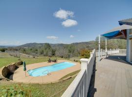 Clearlake Oaks에 위치한 홀리데이 홈 Pet-Friendly Clearlake Oaks Vacation Home with Pool!