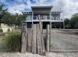 Beachfront 4 Bedroom Home in Nepean Bay, cheap hotel in Nepean Bay