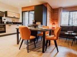 Lodge avec bain à remous privatif, proche du golf et piscine réservée - Confort et activités garanties - FR-1-582-373、ル・シャンボン・シュル・リニョンのホテル