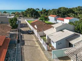 Linda casa a 150m da praia e prox ao Beto Carrero: Penha şehrinde bir otel