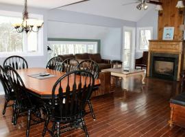 Condo 4 with AC Sauna and Hot tub Slopeside in the Winter, vacation home in Killington