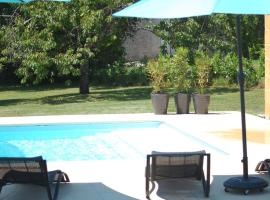 Gîte Authentique avec Piscine, Cheminée et Étang Privé à Naussannes - Proche Bergerac - FR-1-616-205, Hotel in Naussannes