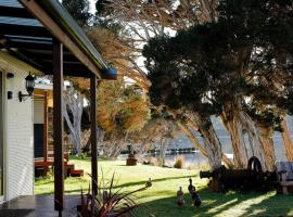 Shack on the Bay - A Lovely Bayside Cabin, hotel con parcheggio a Strahan