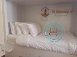 Shared Room in Dubai - D Bunkers Camp, homestay di Dubai