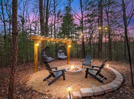 Upscale 3-Bedroom Oasis Nestled in the Woods, hôtel à Ellijay