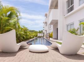 Bright & Airy new Condo, 5 min walk to Jaco Beach!