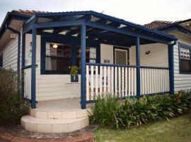 Wollongong Beach House Living, holiday home in Gwynneville