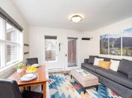 Cloud Nine, Walk to Gondola, Top Floor on River & Hot Tub condo