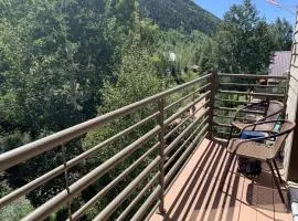 Cloud Nine, Walk to Gondola, Top Floor on River & Hot Tub condo