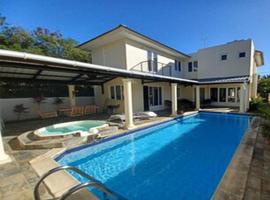 Magnifique Villa avec piscine privée à 550 m de la plage, hotel in Trou aux Biches