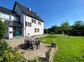 Idyllic country house with panoramic view of the Bergisches Land, hôtel à Bergisch Gladbach