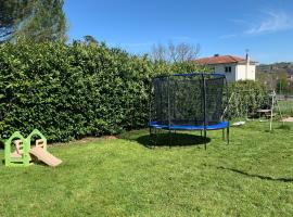 L'Albizia Maison dans un lieu paisible avec jardin et pétanque classé 4 étoiles, location de vacances à Saint-Benoît-de-Carmaux