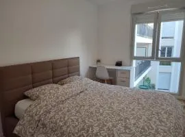 Opposite Metro 14, Cozy Guest Room with Garden & Free Parking, 5 min Orly Airport, 7 min Paris