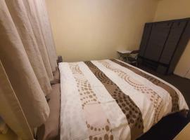 Spacious Double Bedroom Manchester, hotell i Middleton