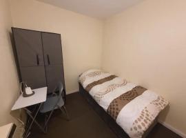 Spacious Single bed Manchester, holiday rental in Middleton