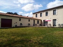 le logis gourmand a Payroux, hotel with parking in Payroux