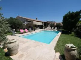 Villa with pool, beautiful view of the alpilles, in Aureille, sleeps 10