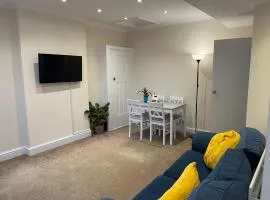 SUPER CONVENIENT FOR CENTRAL LONDON - LARGE 2 DOUBLE BED apartment 30 seconds walk to platform train station and 19 mins to London Waterloo