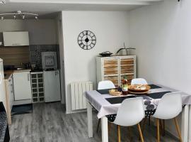 Appartement duplex lumineux idéalement situé – apartament w mieście Arès