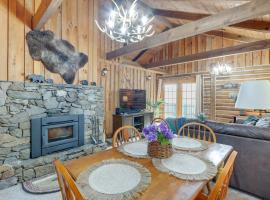 Murphy Cabin w/ Views < 1 Mi to Hiwassee Lake!, hotel a Murphy