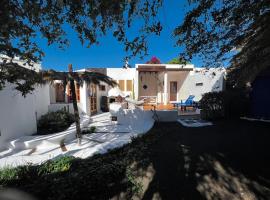 Stylish house in a real Finca with private garden, vacation rental in Uga
