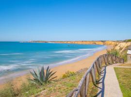 Apartamentos El Roqueo, hotelli kohteessa Conil de la Frontera