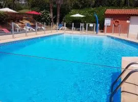 Studio avec Terrasse, Parking et Piscine, proche du Golf de St Donat et du Tennis