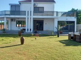 The Hill 4 - Holiday Villa, παραθεριστική κατοικία σε Sequata