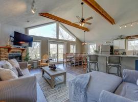 Reeds Spring Retreat with Lakeview Deck and Grill โรงแรมในReeds Spring