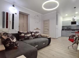 2-room Luxury Apartment on Dobrolyubova Street 21, by GrandHome, hotel pantai di Zaporizhia