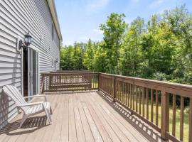 Spacious Wine Country Retreat Close to Ithaca, feriebolig i Lansing