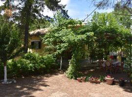 The pretty house next to the beach, hotel u gradu Potámion