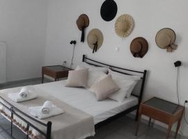 simple life, hotel with parking in Marmari