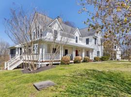 Relaxing Hideaway - Spacious Home, hotel with parking in Spring Hill