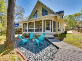 Lake Hartwell Vacation Rental with Boat Dock and Slip! โรงแรมในFair Play