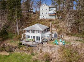 Secluded Riverfront Bangor Home with Fire Pit!, hotel amb aparcament a Belvidere