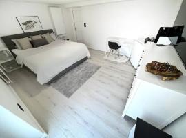 2 Zimmer mit gemütlichen Kingsizebett und 58'TV, apartment in Hannover