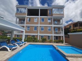 VIP Residence - Ocean & Pool view Lovely 2-Bedroom Apartment, hôtel à Roseau