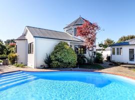 The Pool House - King Deluxe Studio, holiday rental in Motueka