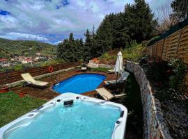 Ampelos Cretan Villa - Private Pool & Heated Ozone Jacuzzi, hotel with parking in Gerolakkos