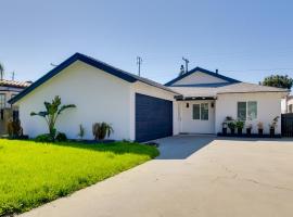 Pico Rivera Home with Patio about 20 Mi to Disney!, hotel v destinaci Pico Rivera