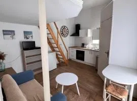 Cozy mezzanine studio in Old Antibes with Wi-Fi & AC
