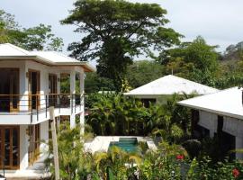 Lapislazuli House & Flats with shared Pool, villa i Playa Santa Teresa