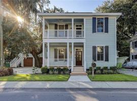 The Bluffton Village Home - 5 BR in Old Town w Carriage Home, hotel in Bluffton