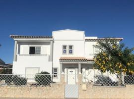 Magnifique villa proche de la mer, villa em Quelfes