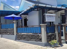 JASMINE 8 Family HomeStay, villa em Sumberrejo